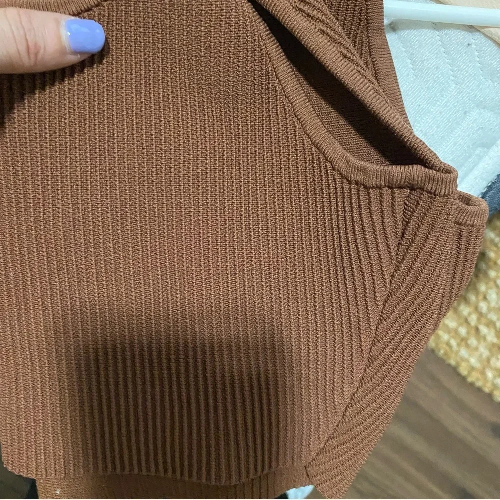 Aritzia | Babaton Sculpt Knit Squareneck Cropped Tank. Large Brown. - Picture 8 of 9